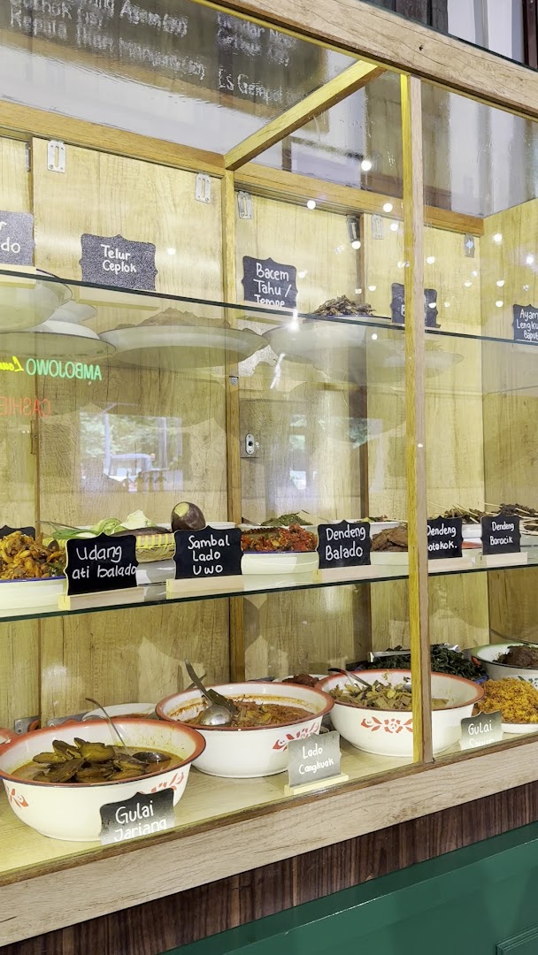 Rumah Makan Ambo Jowo: clear display of restaurant food