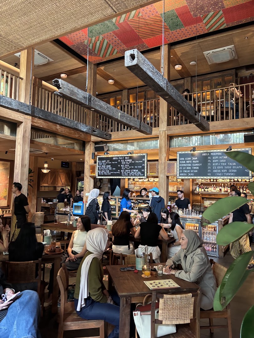 Salira: vibrant restaurant atmosphere well