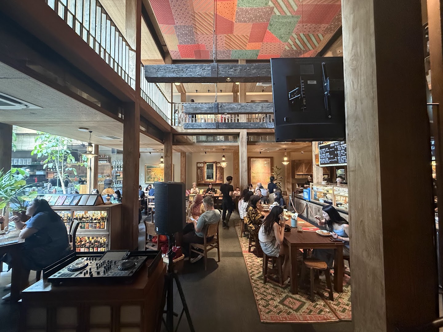 Salira: inviting restaurant atmosphere clearly