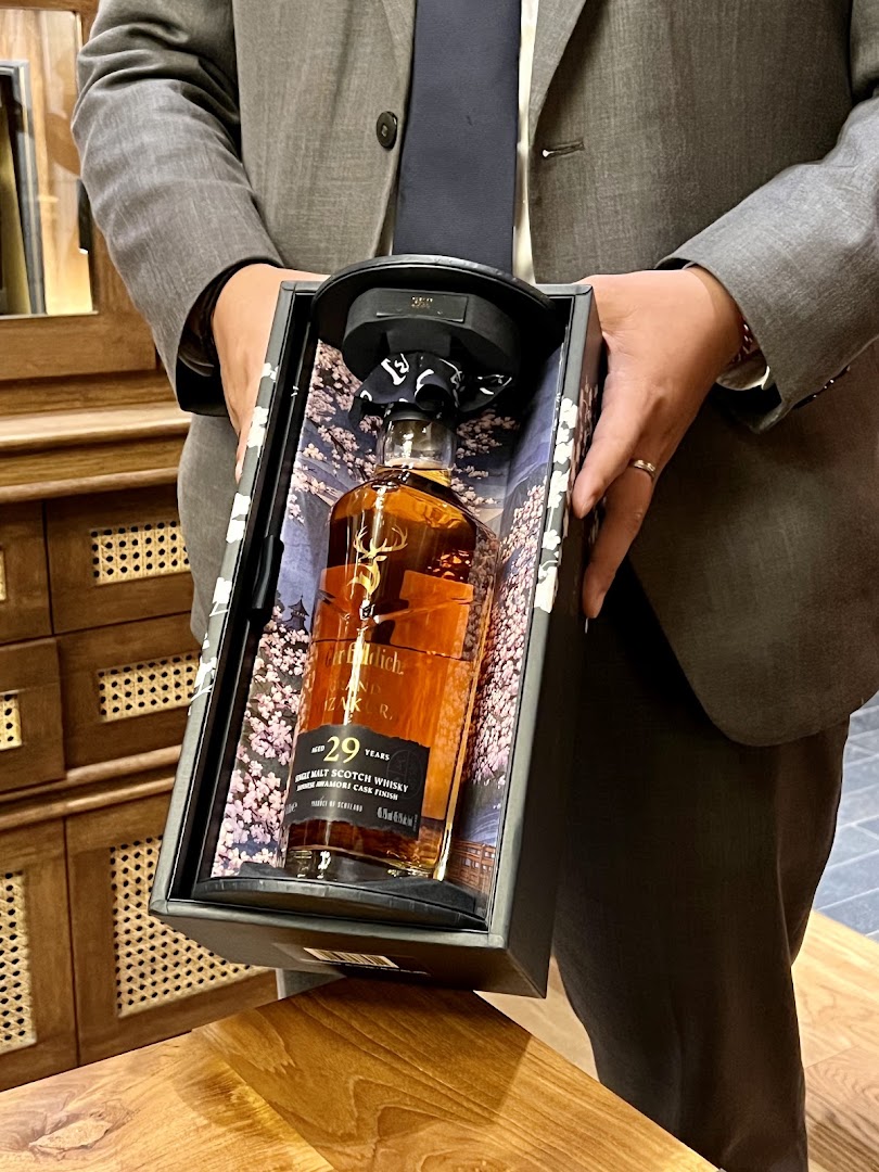 The Distillers Library: professional product presentation at venue