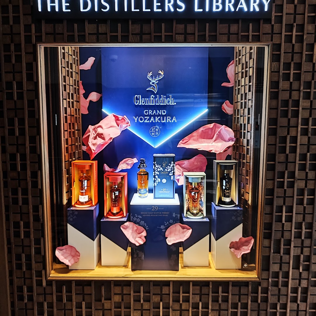 The Distillers Library: professional display of venue products