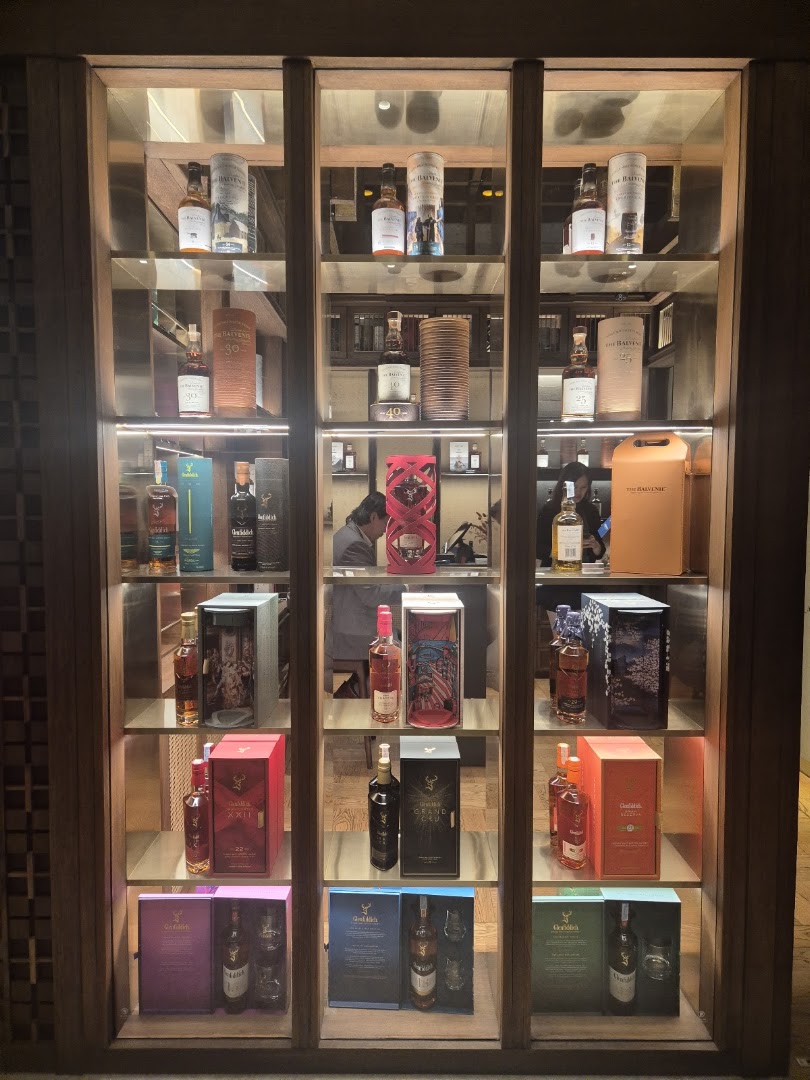 The Distillers Library: high quality display of products