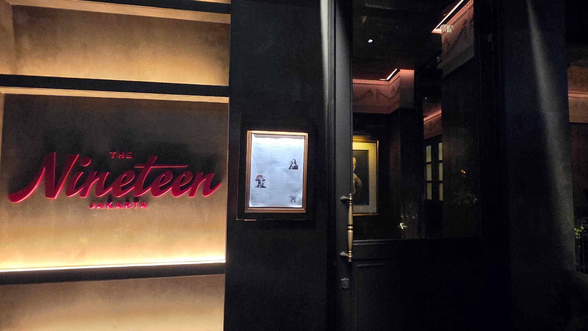 The Nineteen: professional shot of restaurant entrance