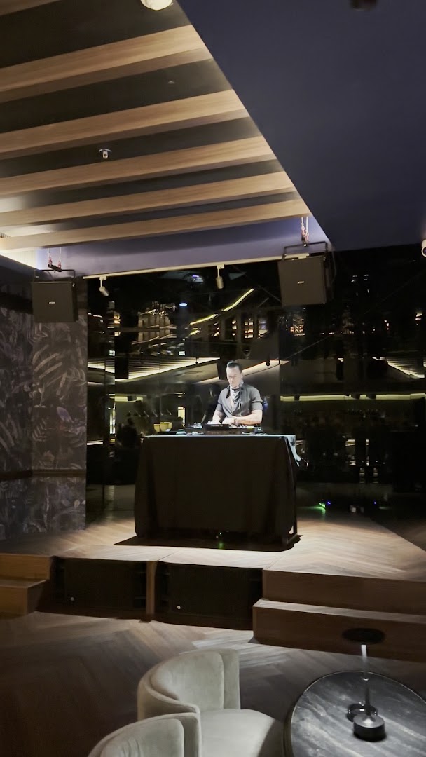 Vagabond: venue atmosphere and DJ