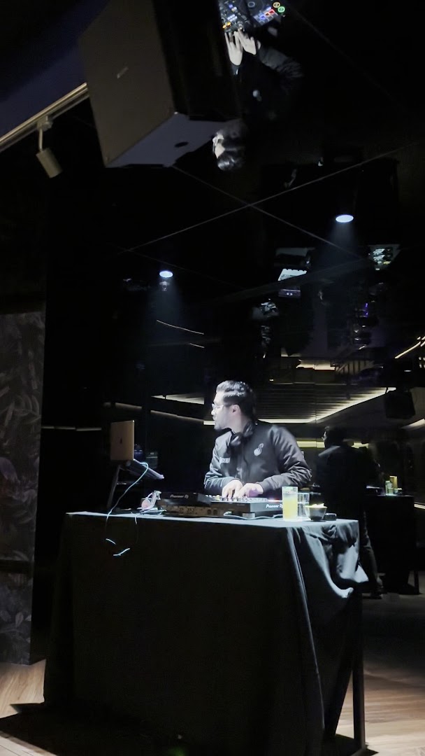 Vagabond: bar's live atmosphere