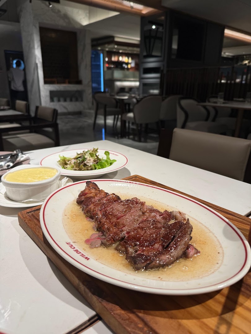 Wilde Cut: appetizing food shot in venue