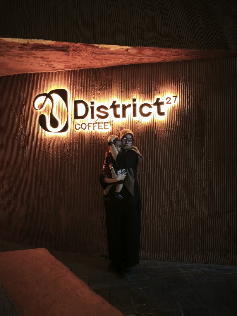District 27 Coffee: clear branding and inviting atmosphere