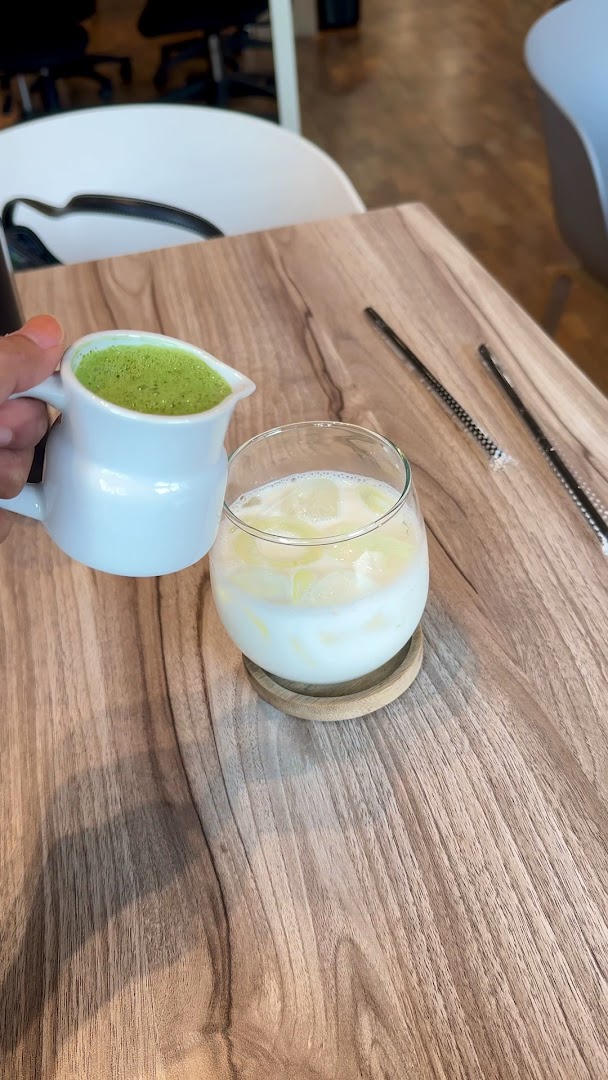 Layers & Crema: appealing shot of drink preparation