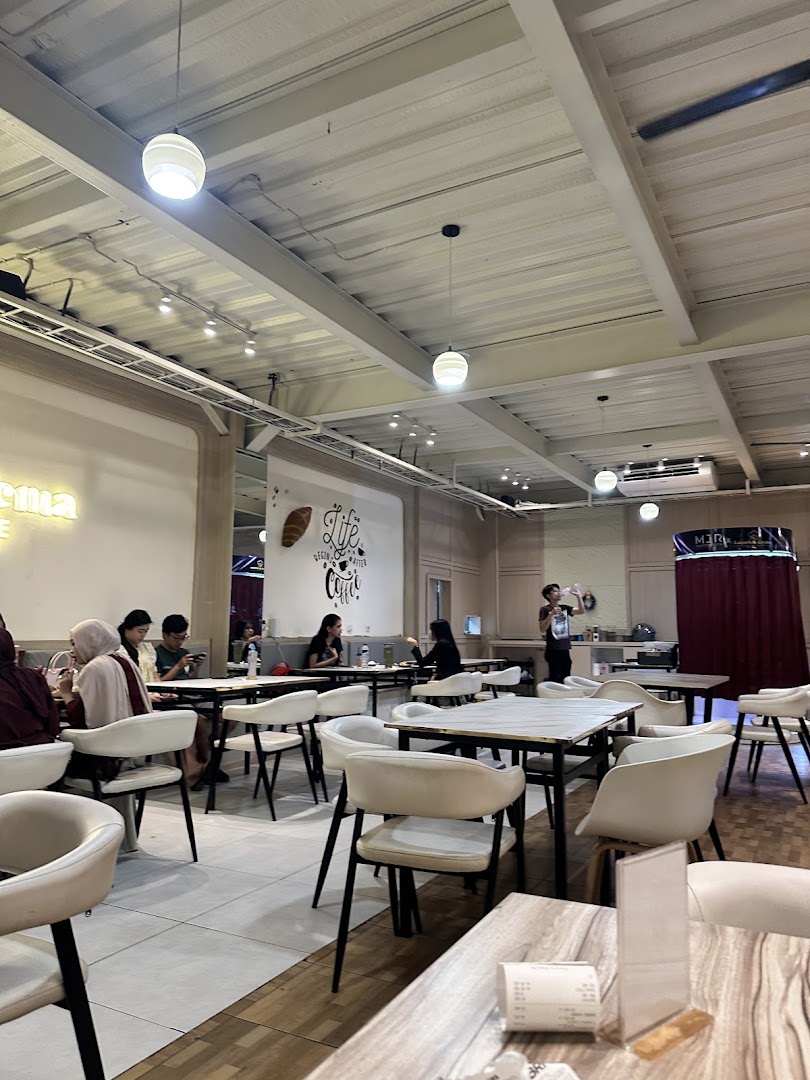 Layers & Crema: clear, inviting interior atmosphere
