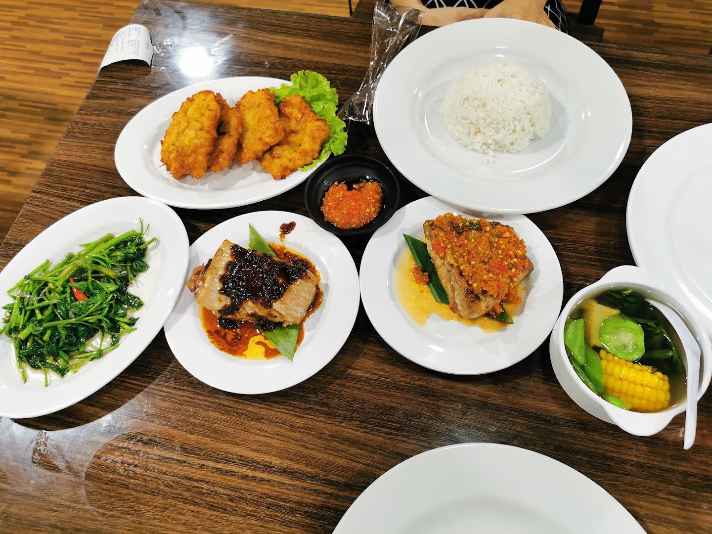 Rumah Makan Raja Tuna: appetizing food spread clearly displayed