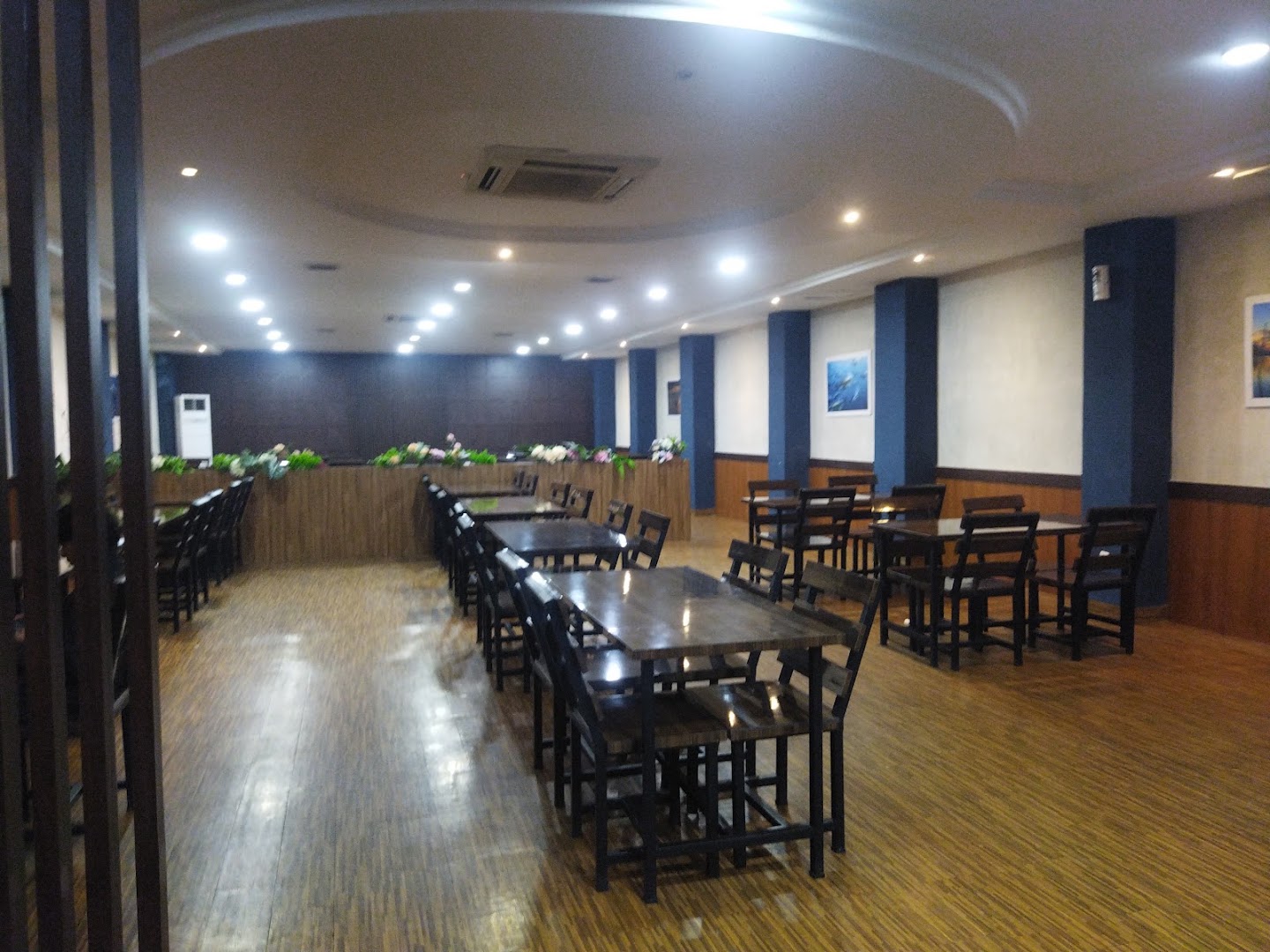 Rumah Makan Raja Tuna: clear photo of restaurant interior