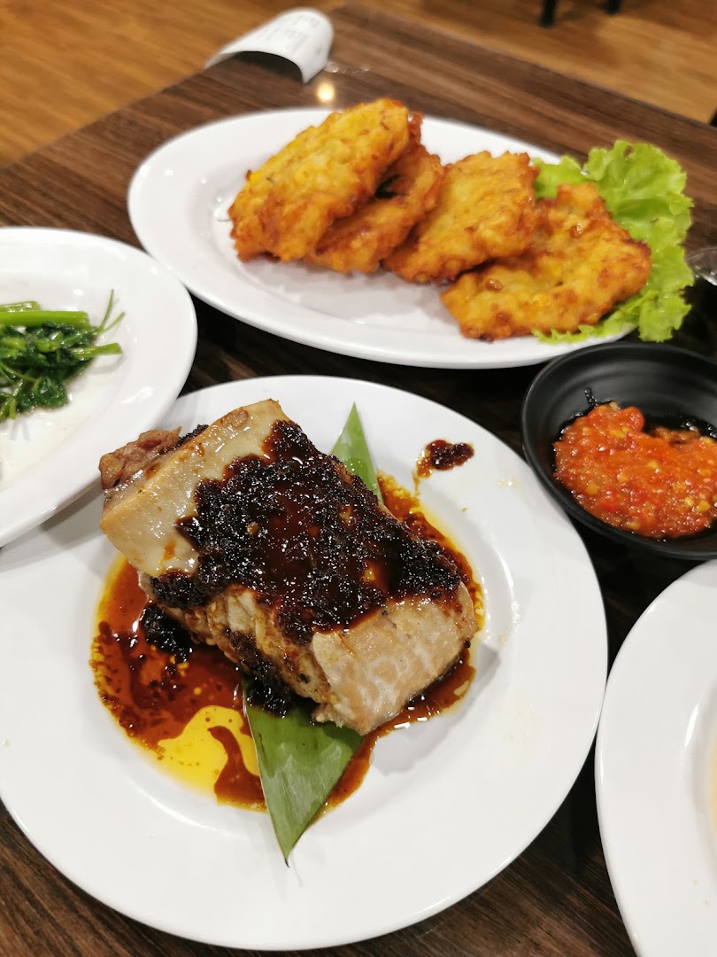 Rumah Makan Raja Tuna: appetizing photo of restaurant food