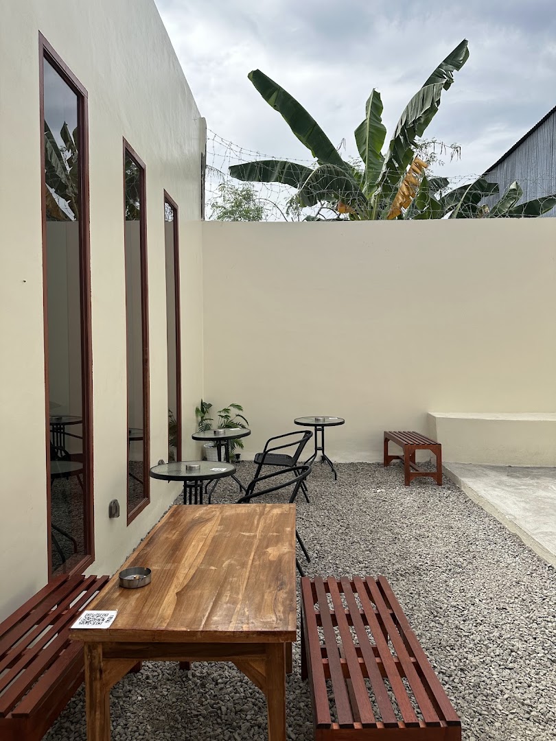 Timeless Brew: clear photo of outdoor seating