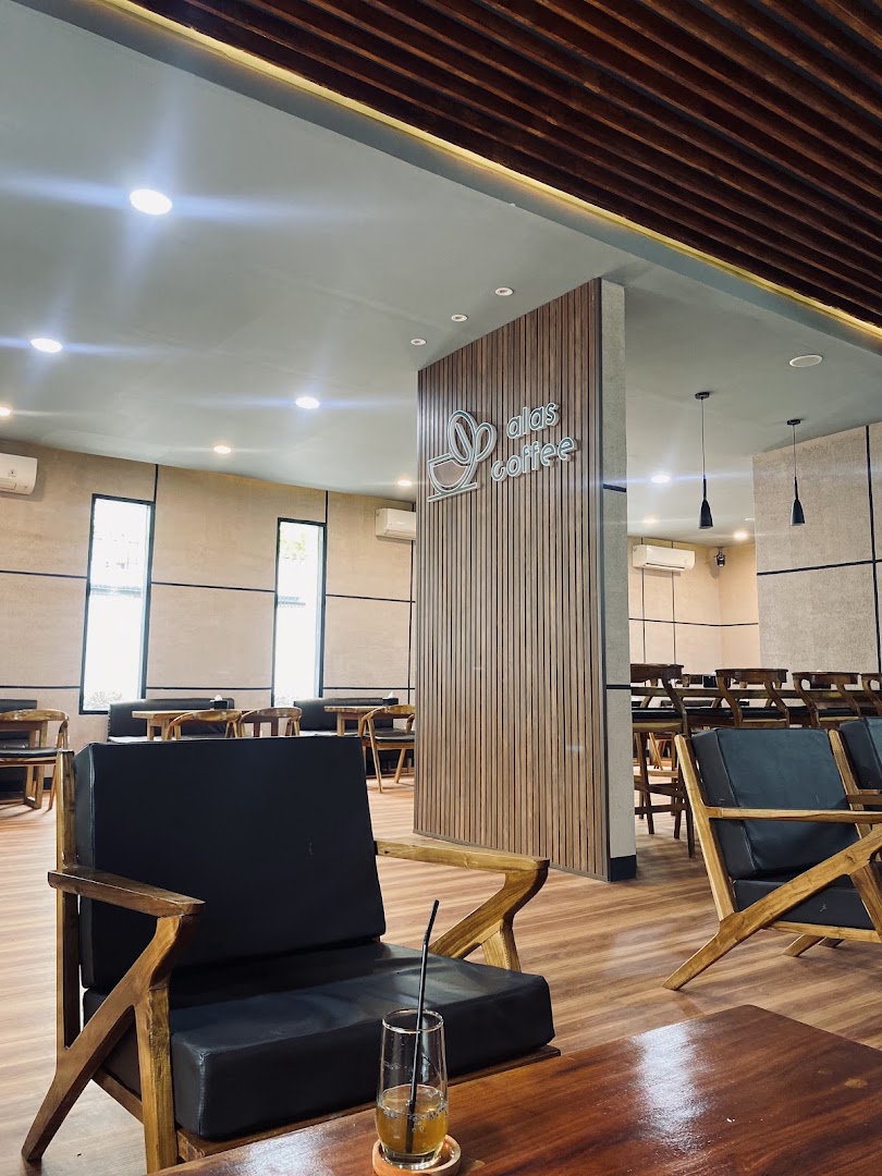 Alas Coffee & Resto: clear, professional interior shot