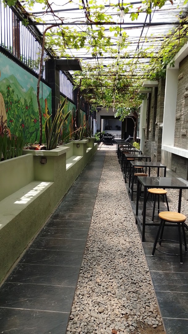 Alas Coffee & Resto: attractive and inviting outdoor seating