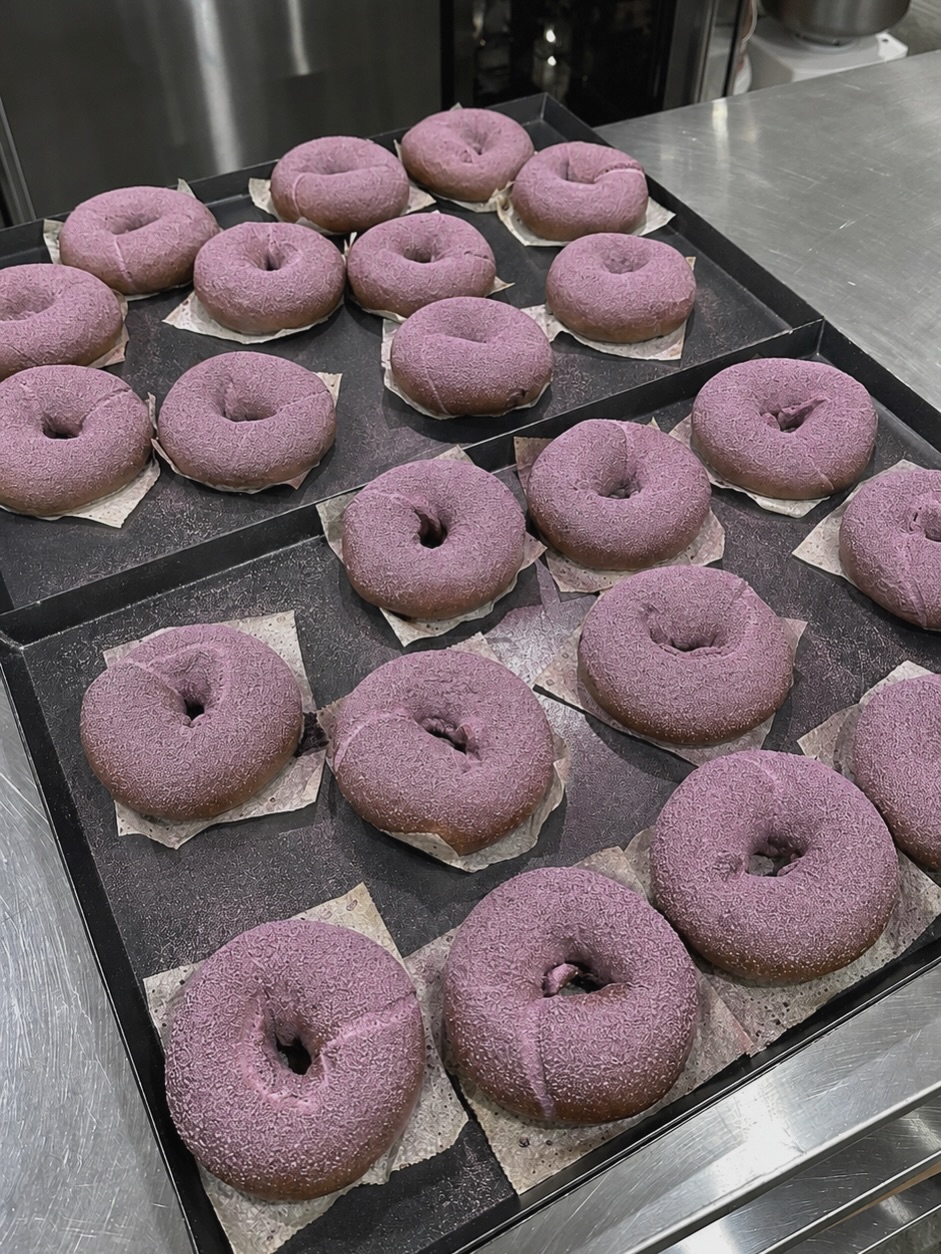 Doux Cafe: appetizing photo of fresh donuts