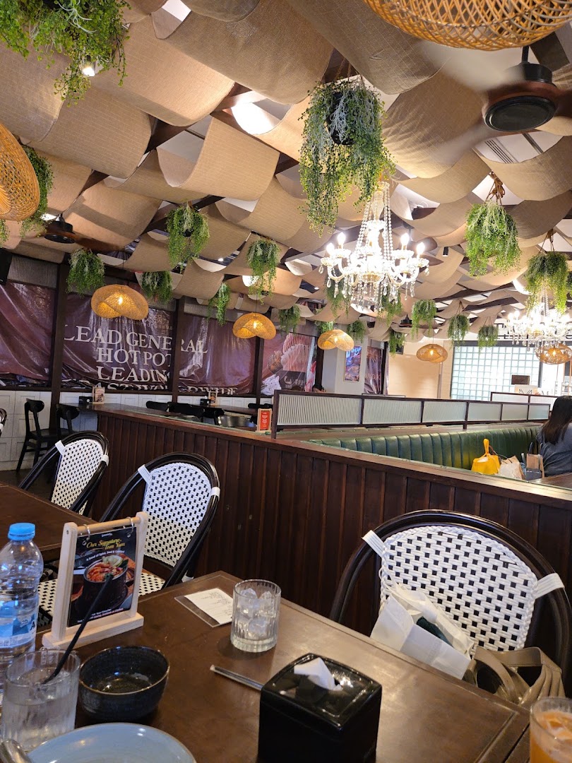 Thai Street: attractive restaurant interior atmosphere