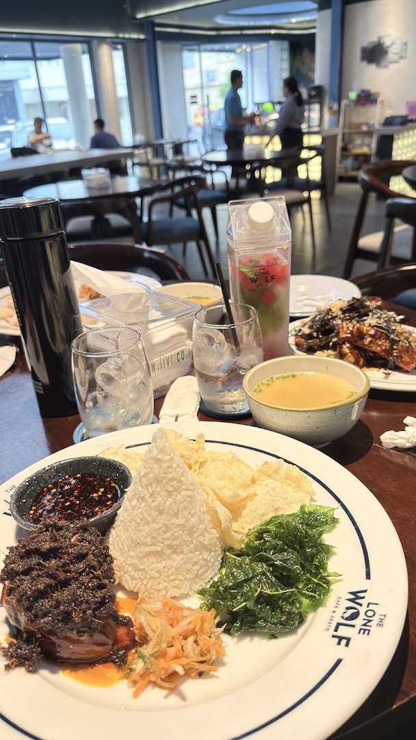 The Lone Wolf Cafe & Resto: appetizing food photo in venue