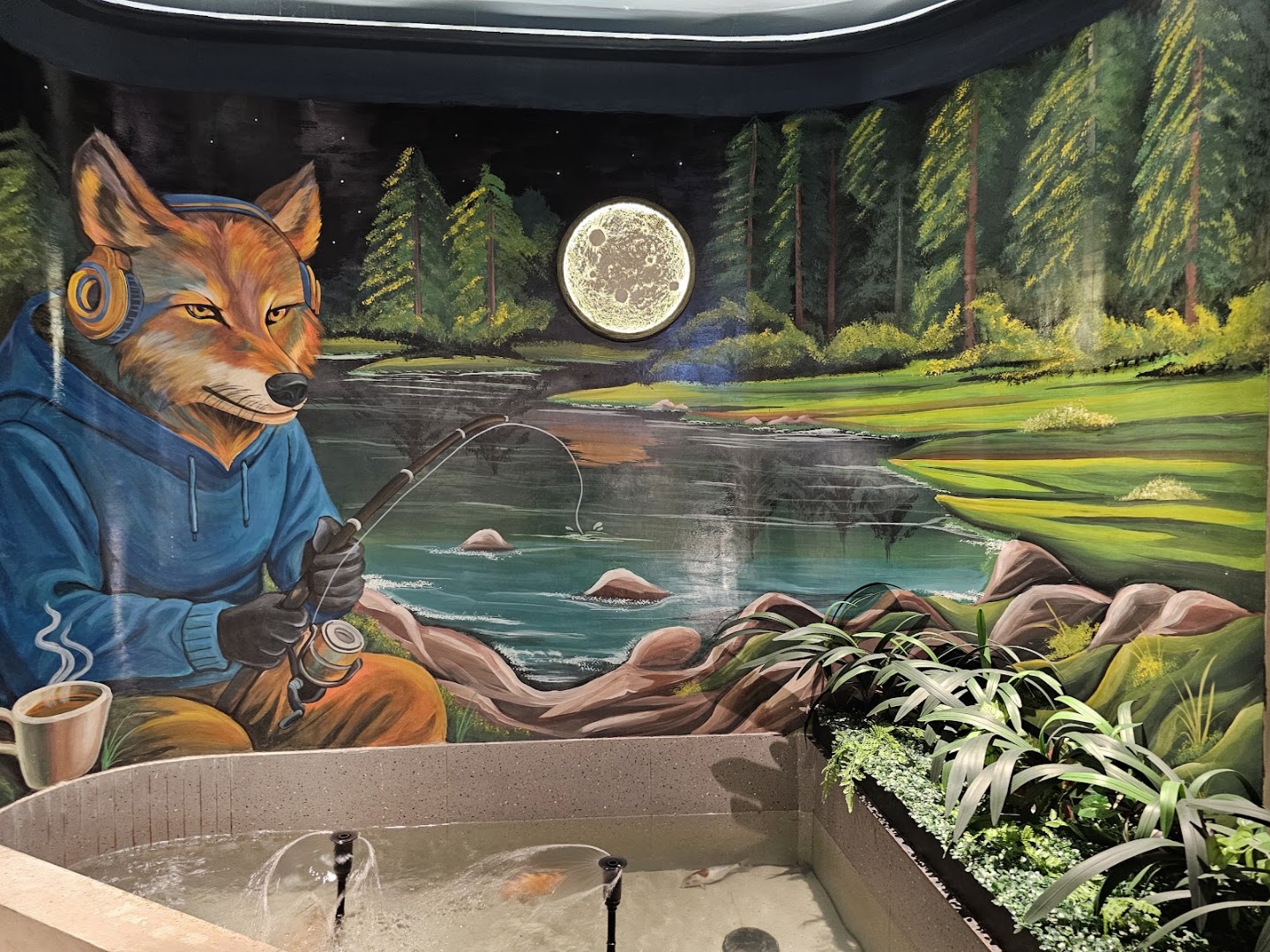 The Lone Wolf Cafe & Resto: attractive mural defines venue atmosphere