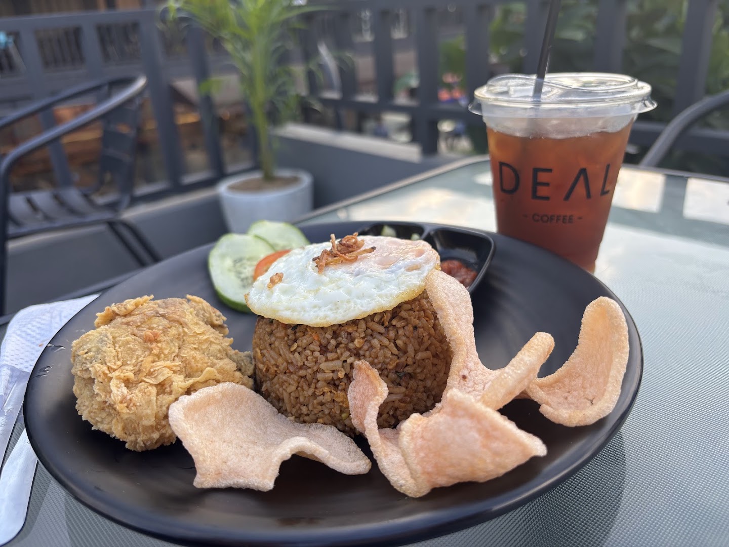 Deal Coffee: appetizing food and branded drink
