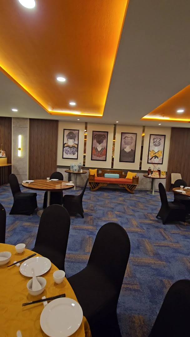Emperor Restaurant: clear photo of restaurant interior