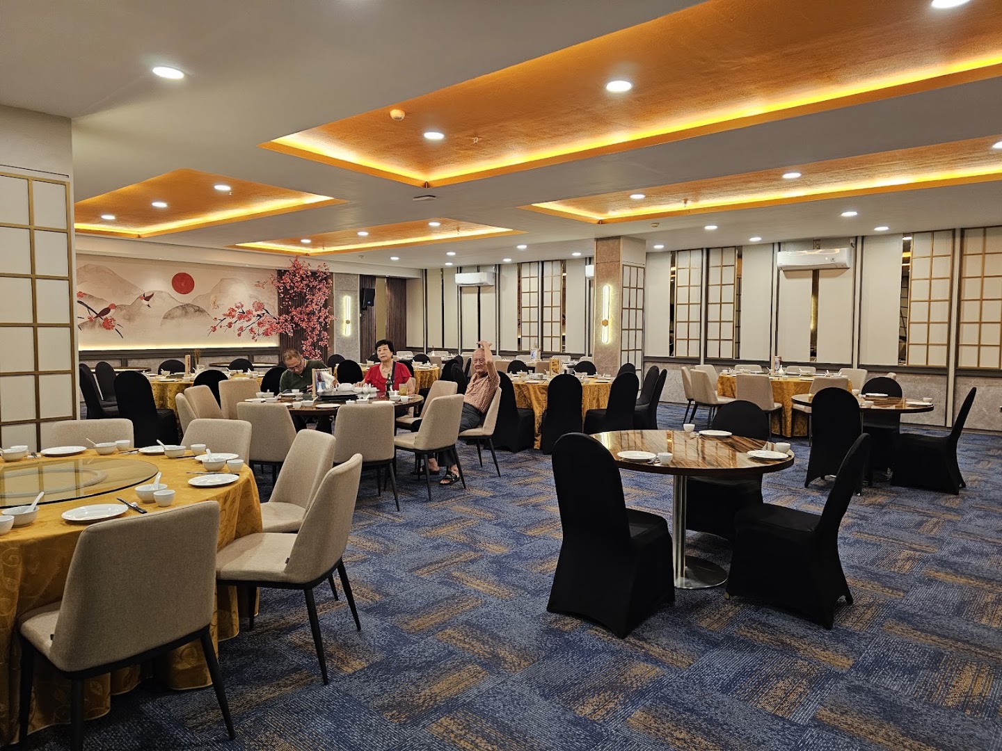 Emperor Restaurant: clear photo of restaurant interior