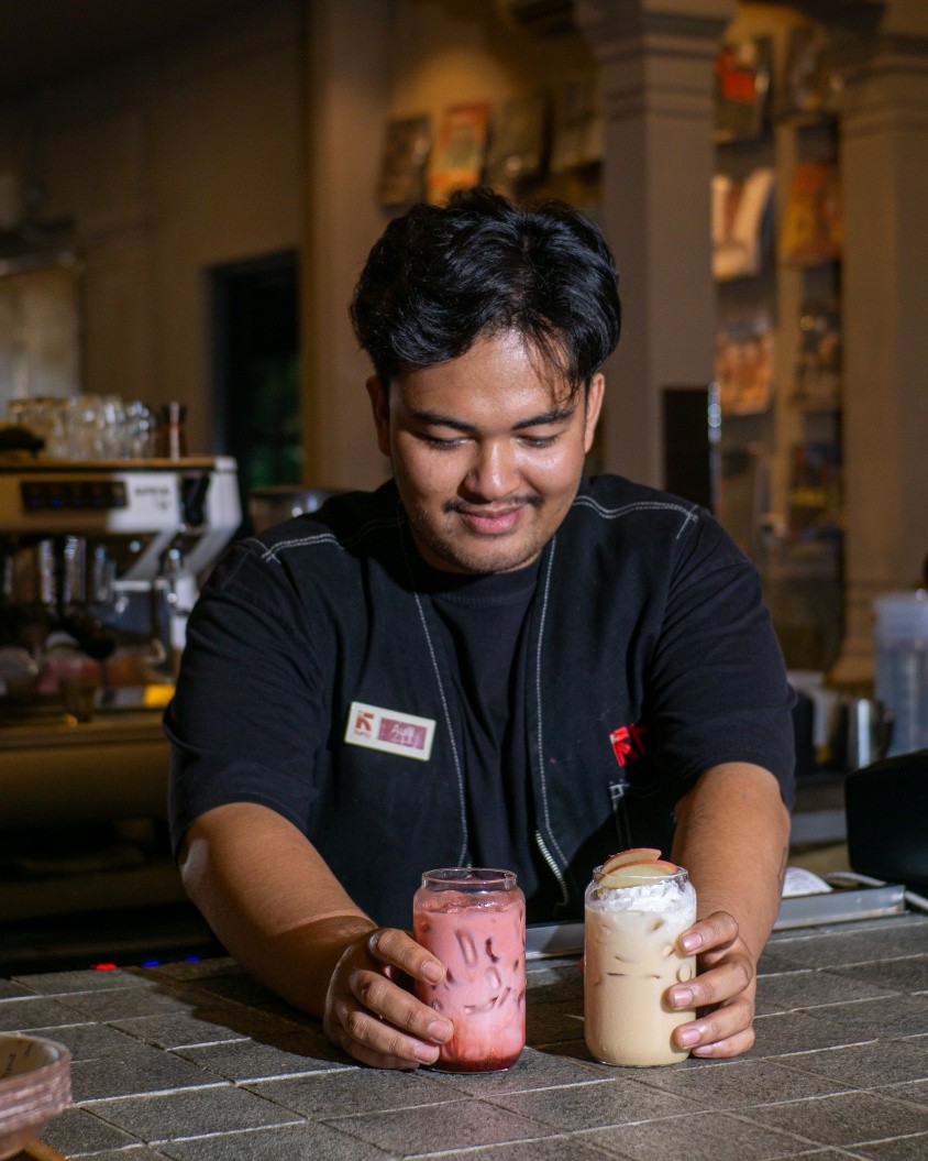 Huma Union: professional photo of staff serving