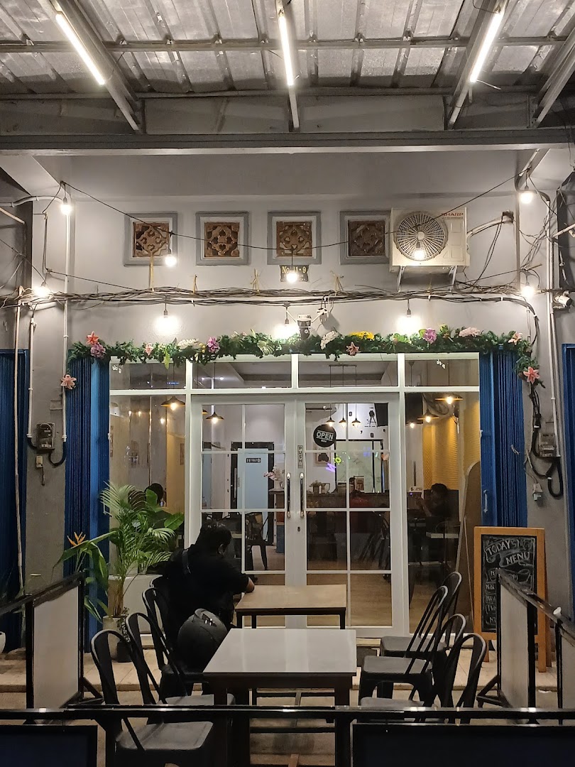 My Daily Coffee: clear view of venue exterior