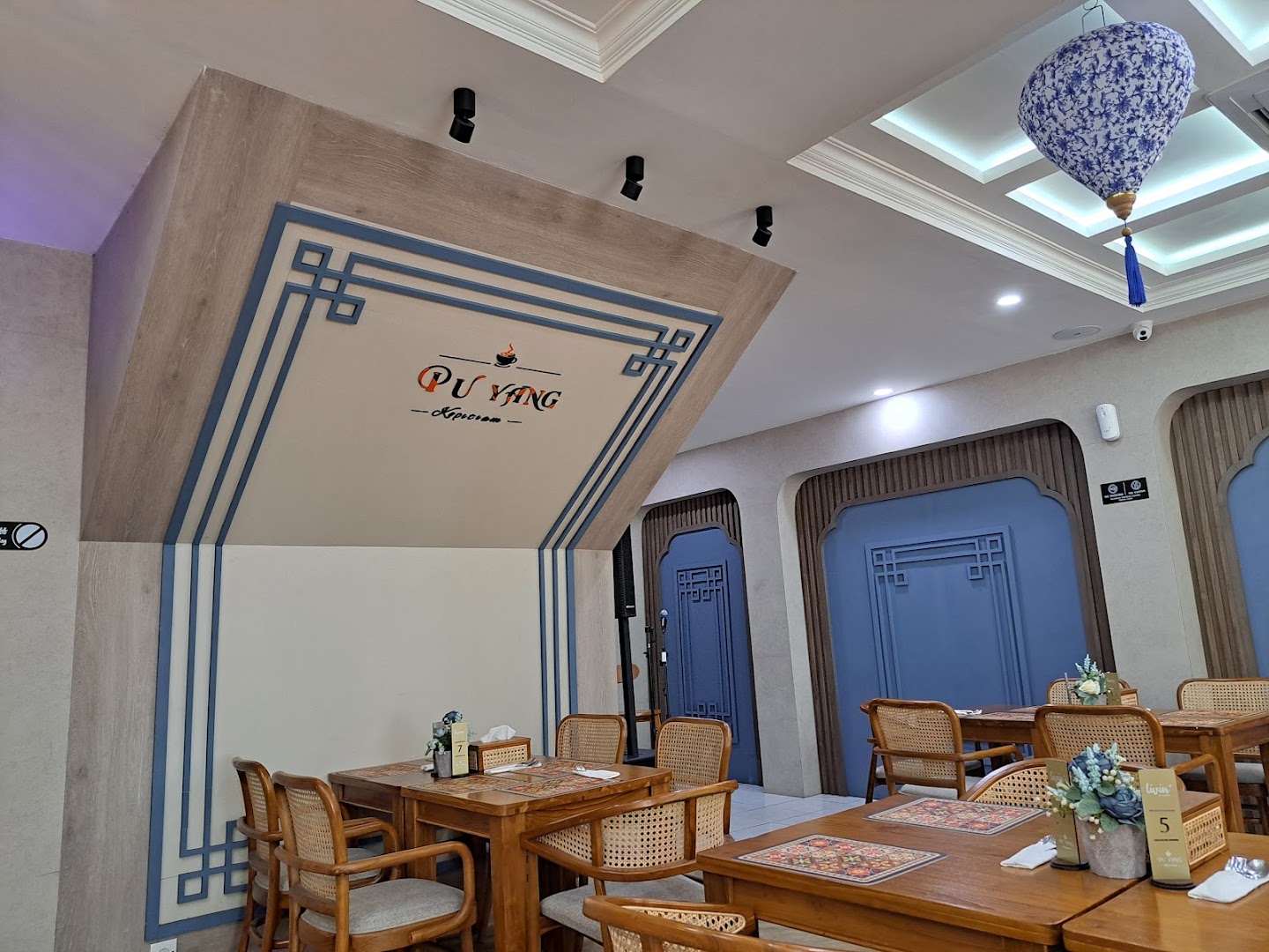 Pu Yang Kopitiam: clear, inviting interior atmosphere