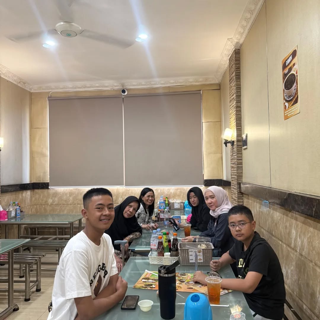 Selaksa Rasa: customers enjoying the restaurant atmosphere