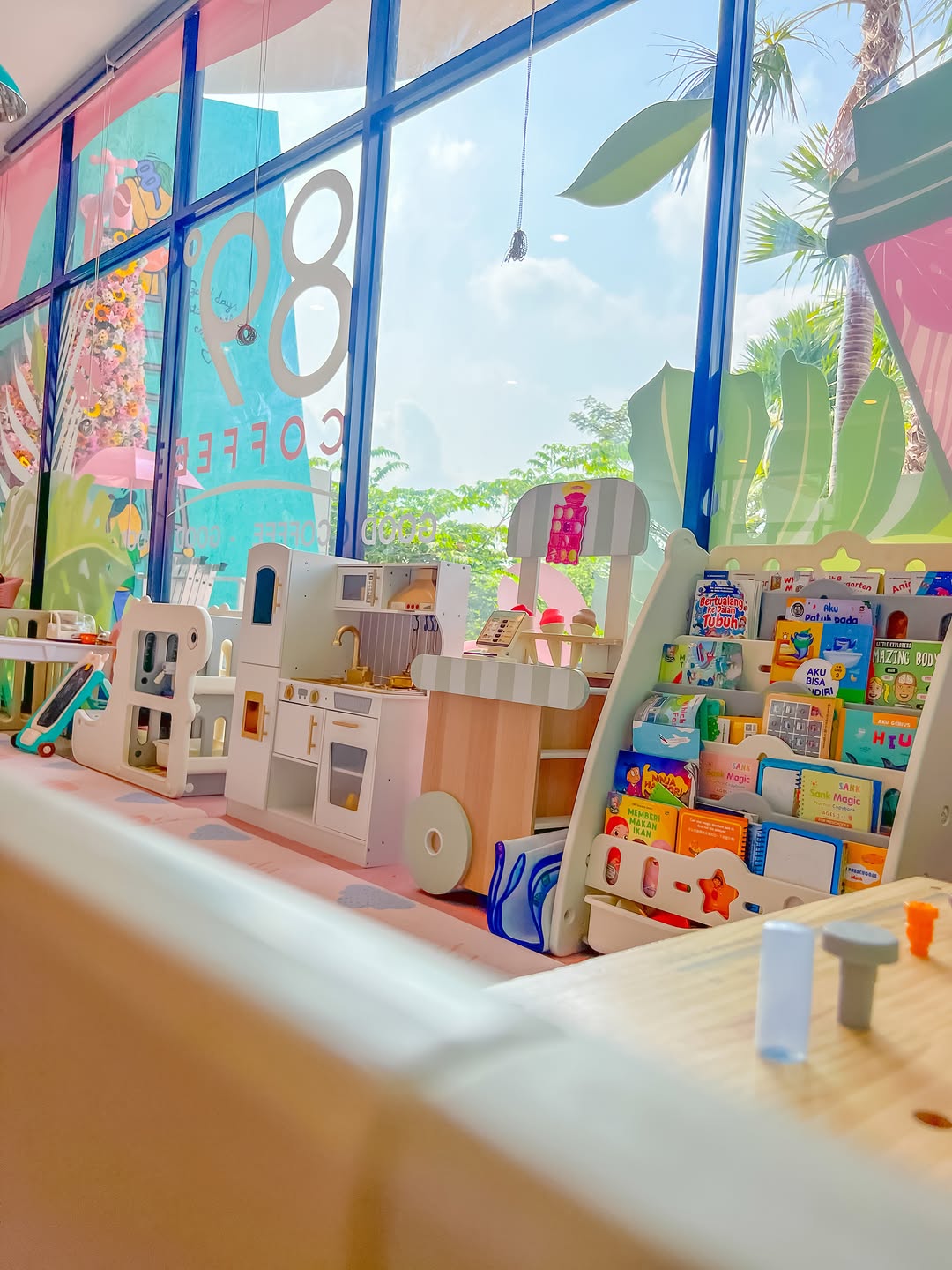 89° Coffee: inviting family-friendly play area