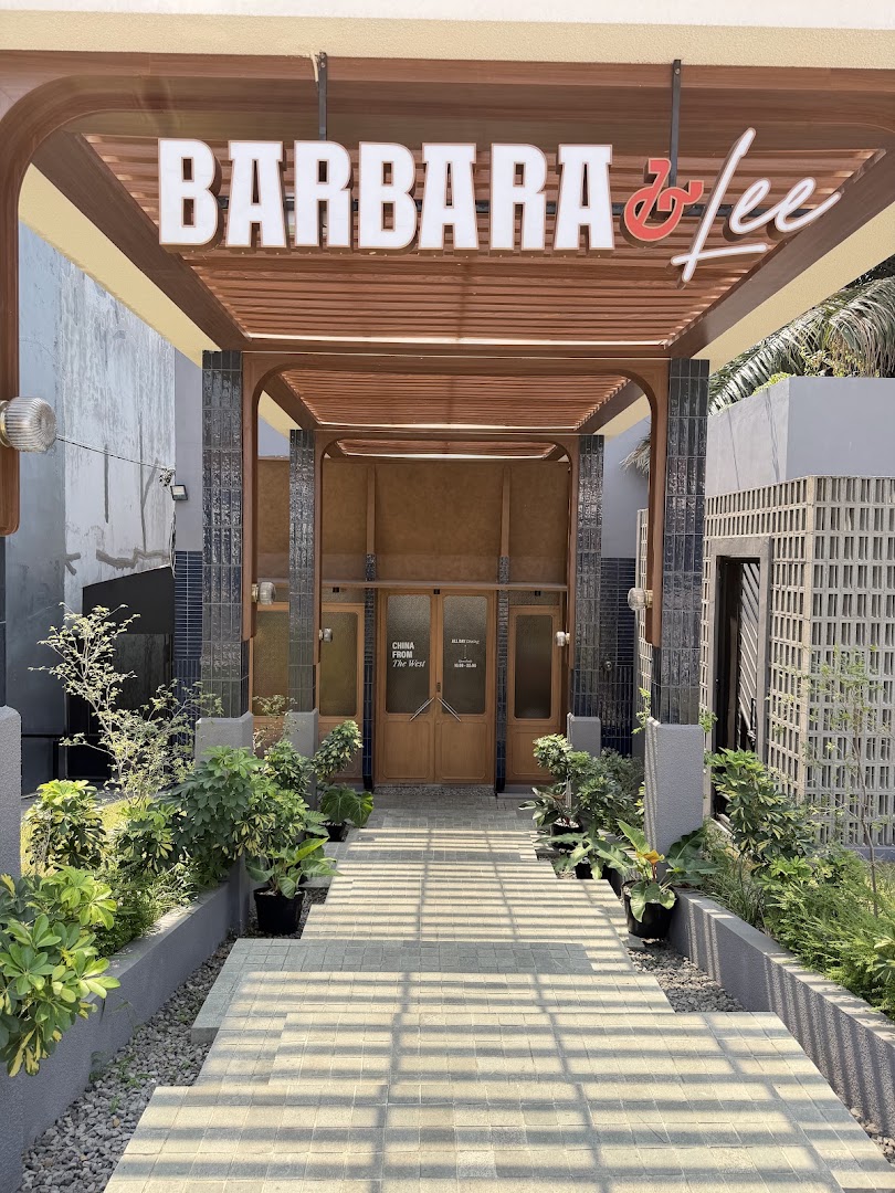 Barbara & Lee: clear, professional shot of entrance