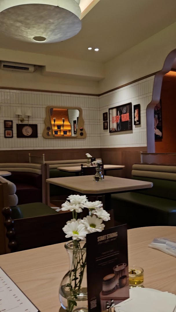 Barbara & Lee: clear, inviting interior atmosphere shot