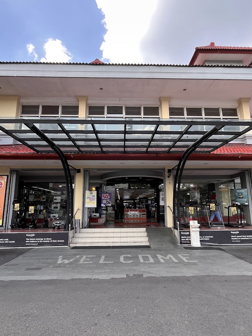 Gramedia Jalma Pandanaran: clear storefront view of shop