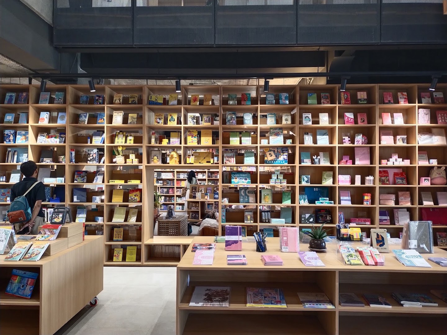 Gramedia Jalma Pandanaran: clear, professional shop interior photo