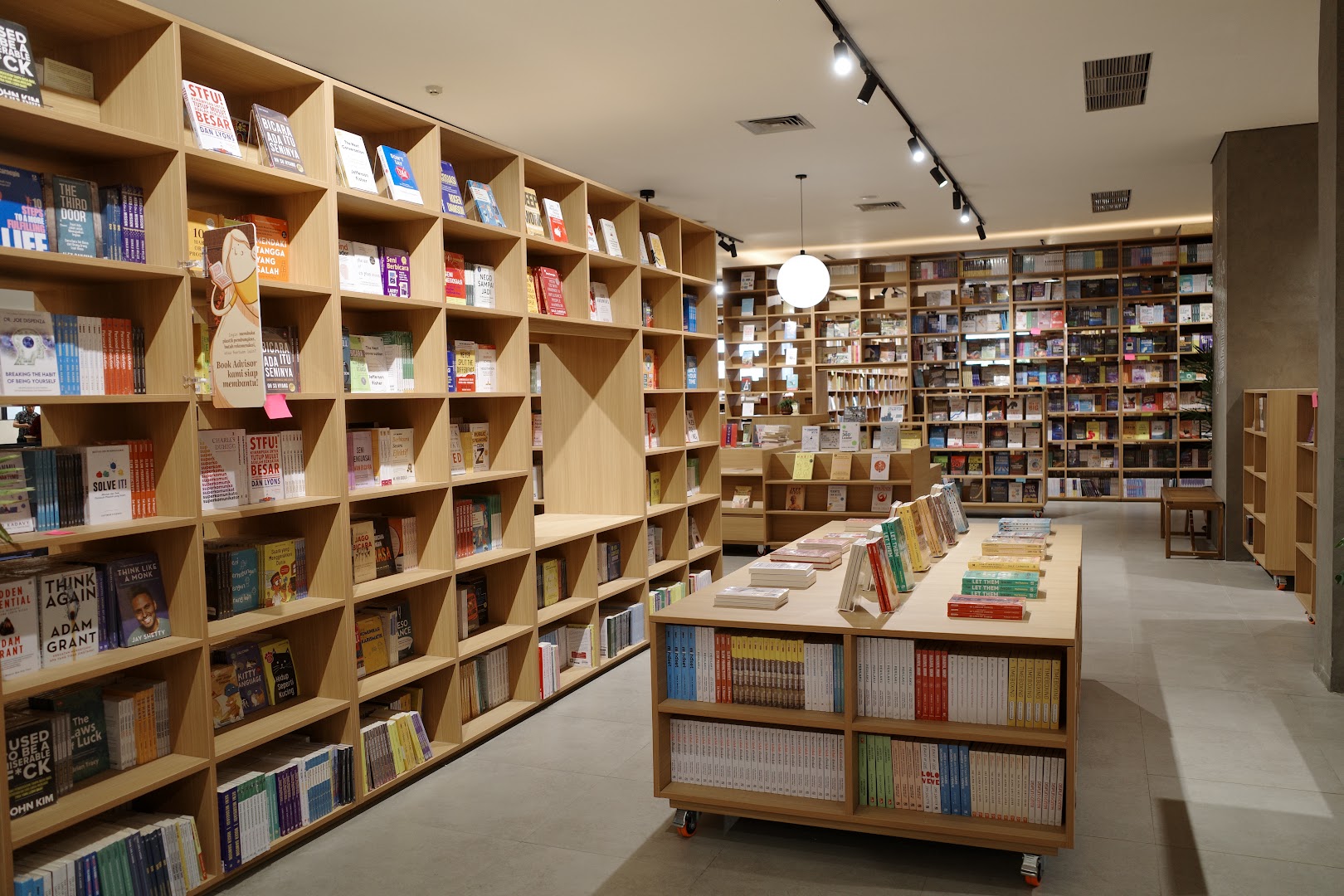 Gramedia Jalma Pandanaran: clear, professional interior shop photo