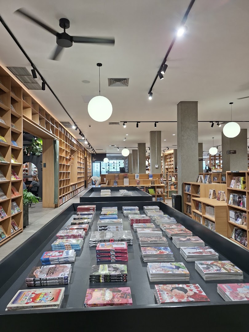 Gramedia Jalma Pandanaran: clear, professional interior shop photo