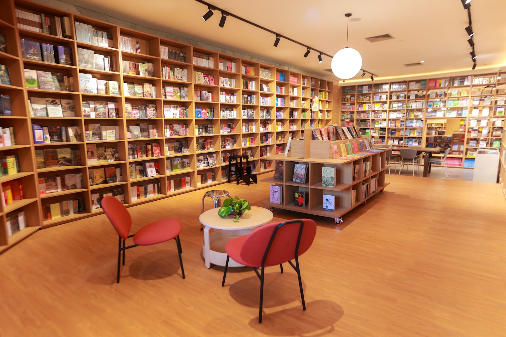 Gramedia Jalma Pandanaran: clear, inviting bookstore interior shot