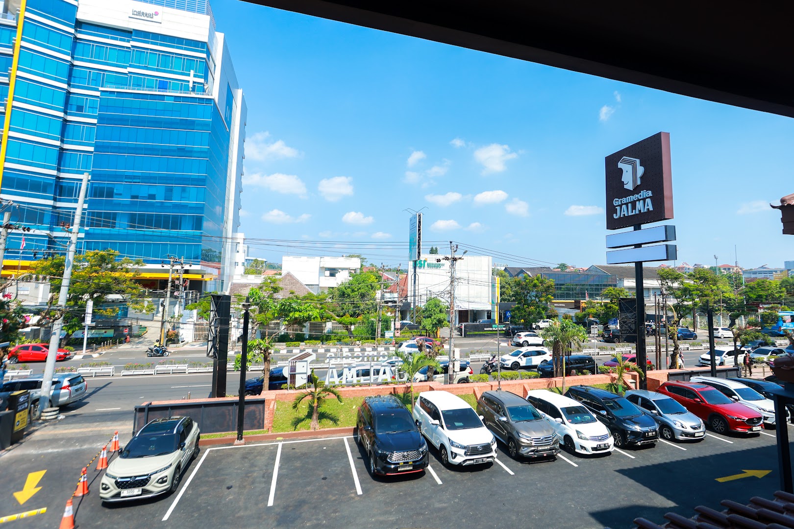 Gramedia Jalma Pandanaran: clear view of shop exterior