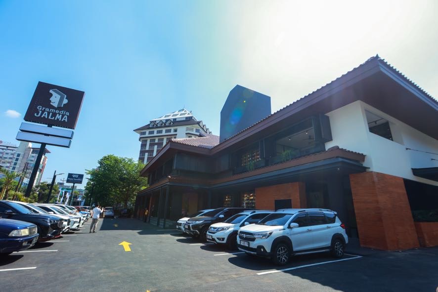 Gramedia Jalma Pandanaran: clear exterior view of shop