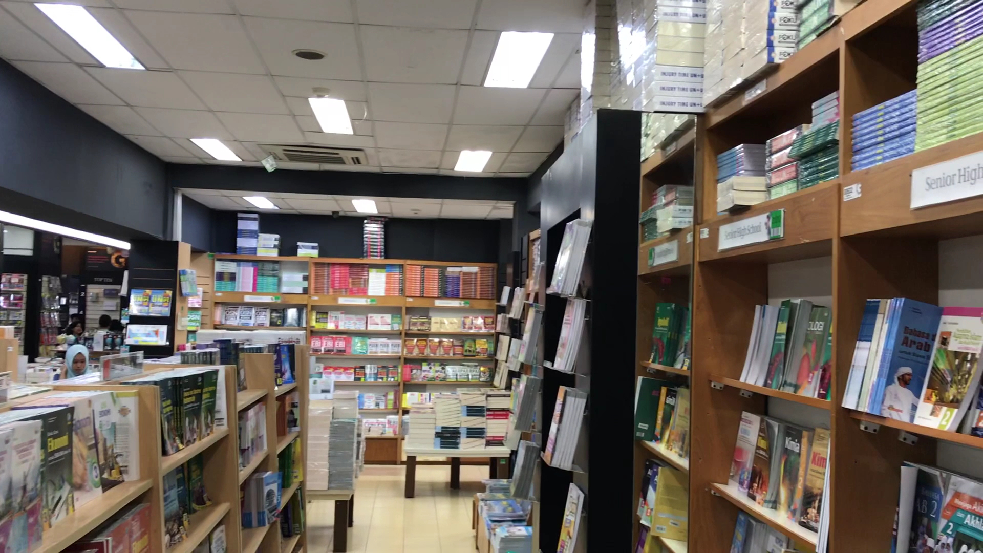 Gramedia Jalma Pandanaran: clear view of bookstore interior