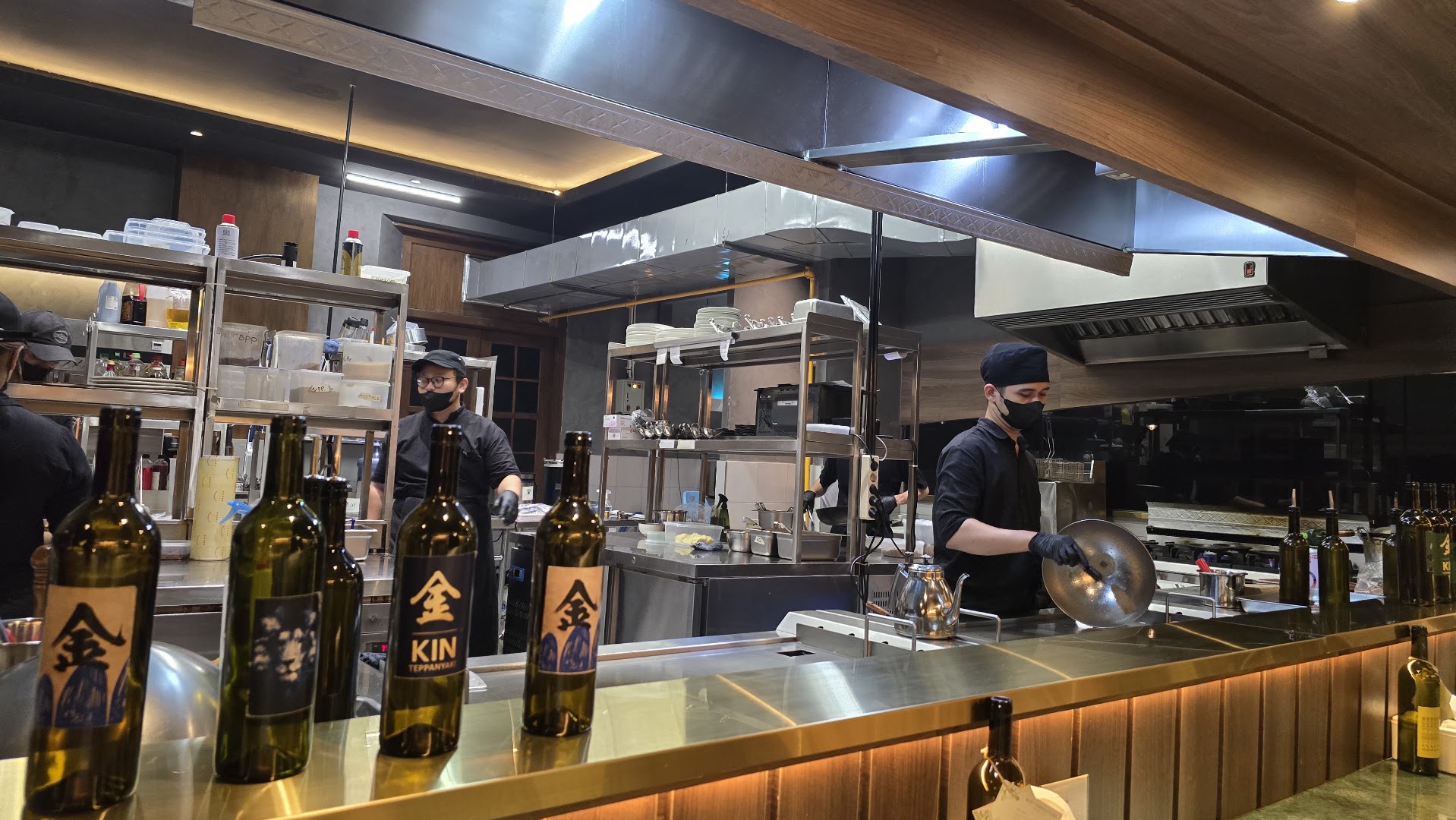 Kin Teppanyaki & Bar: professional shot of restaurant interior
