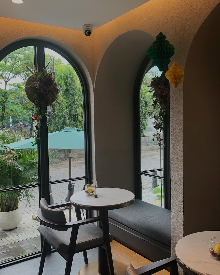 Manon Brasserie: inviting and professional interior shot