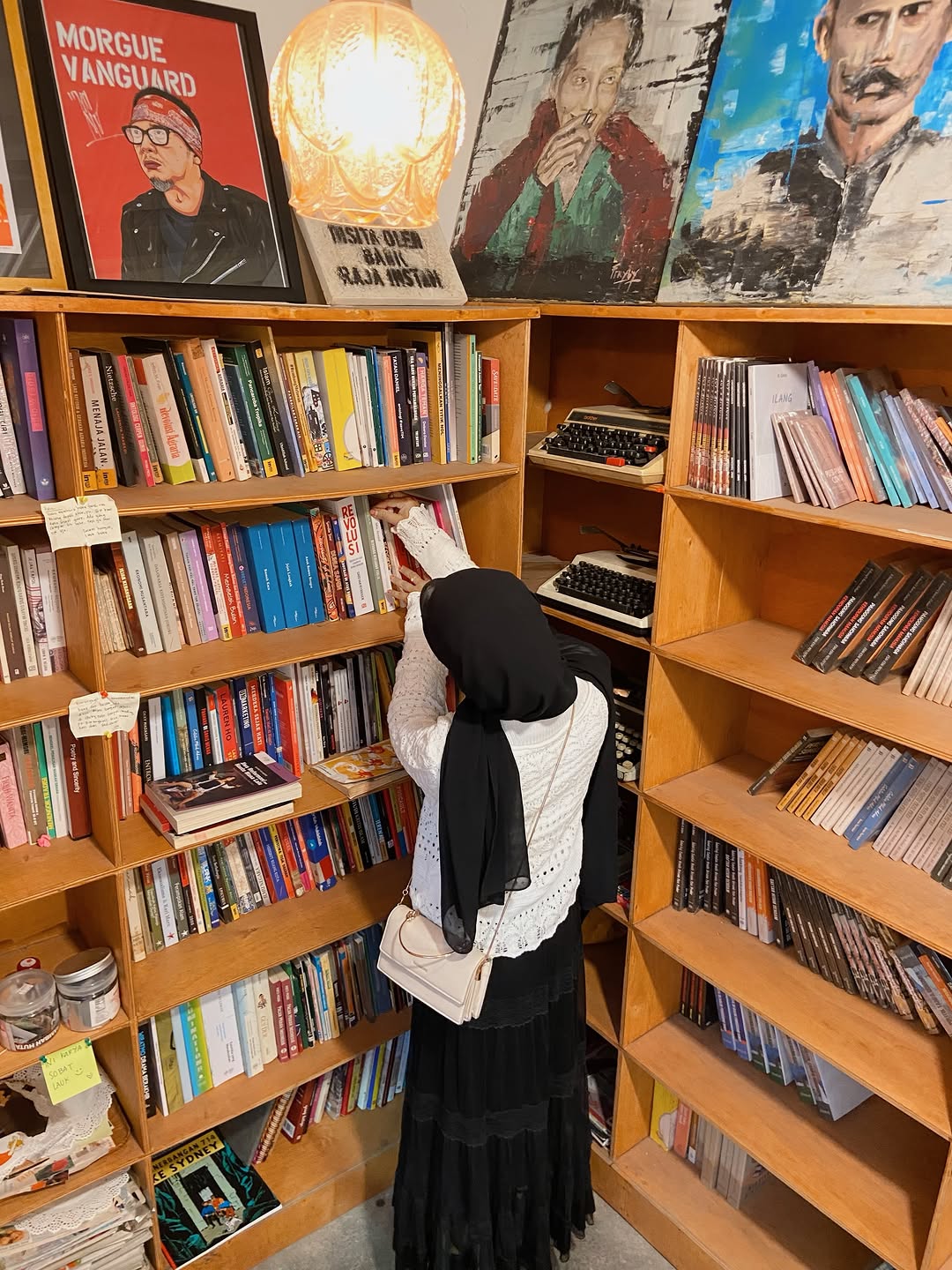Moenasiah & Lauk Buku: shop interior and products