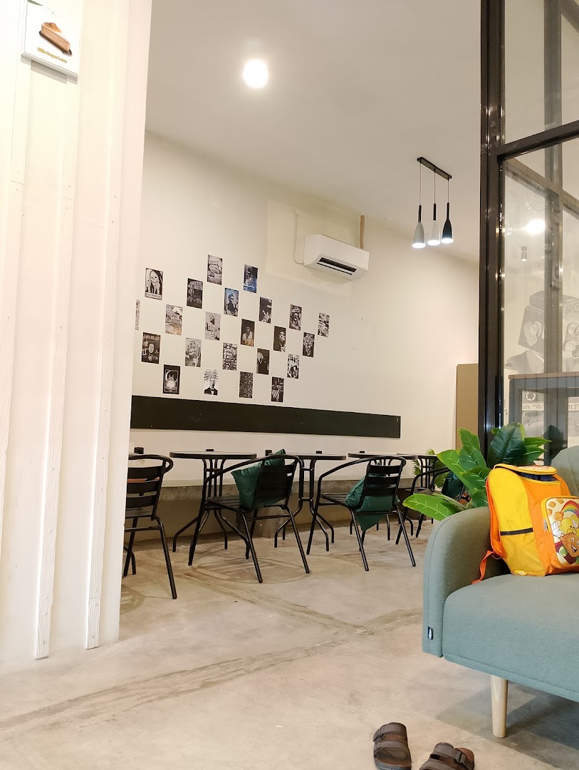 Sade Roti Kota Lama: clear view of shop interior