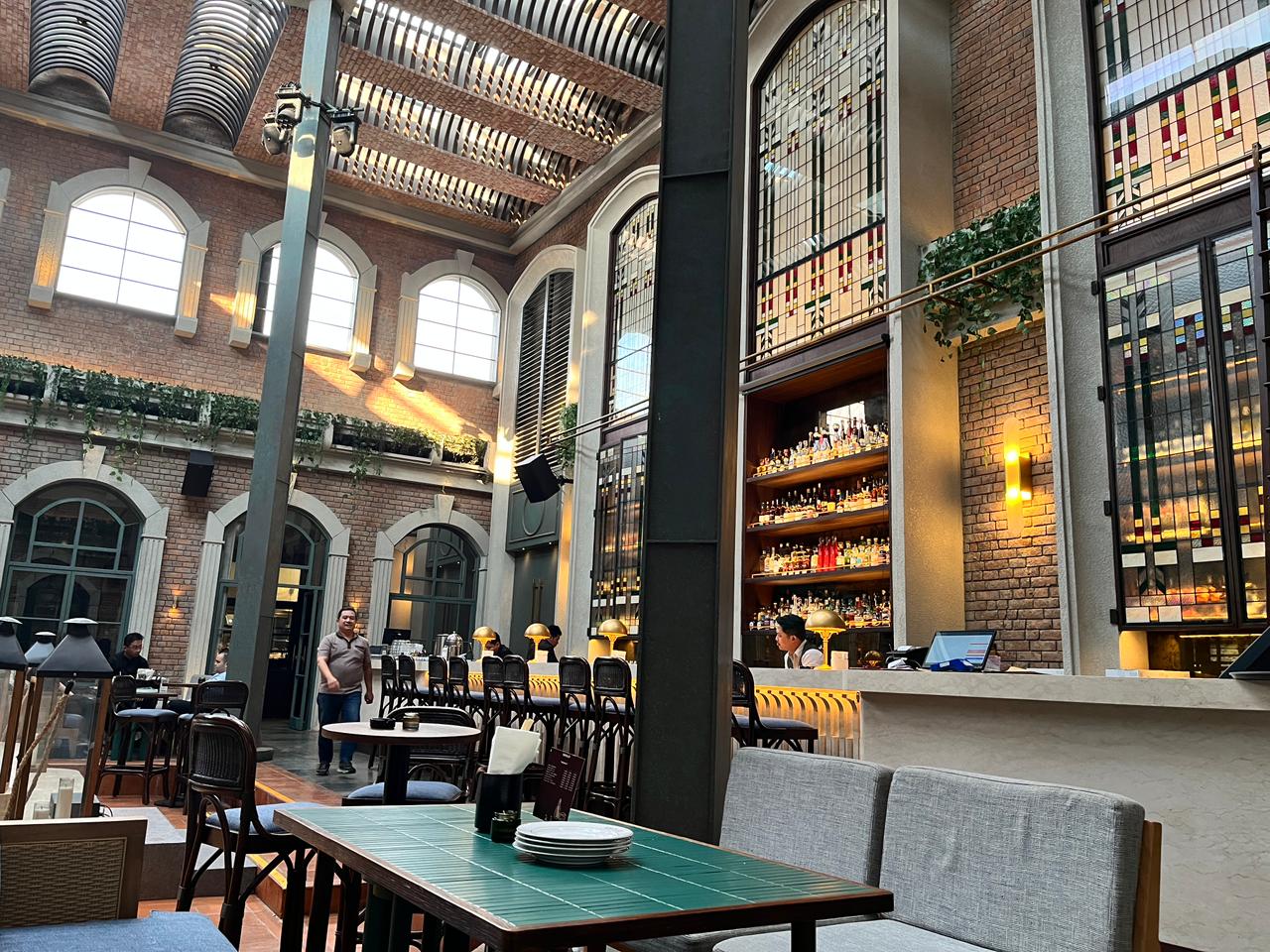 SKOLA Courtyard & Restaurant: beautiful interior and inviting atmosphere
