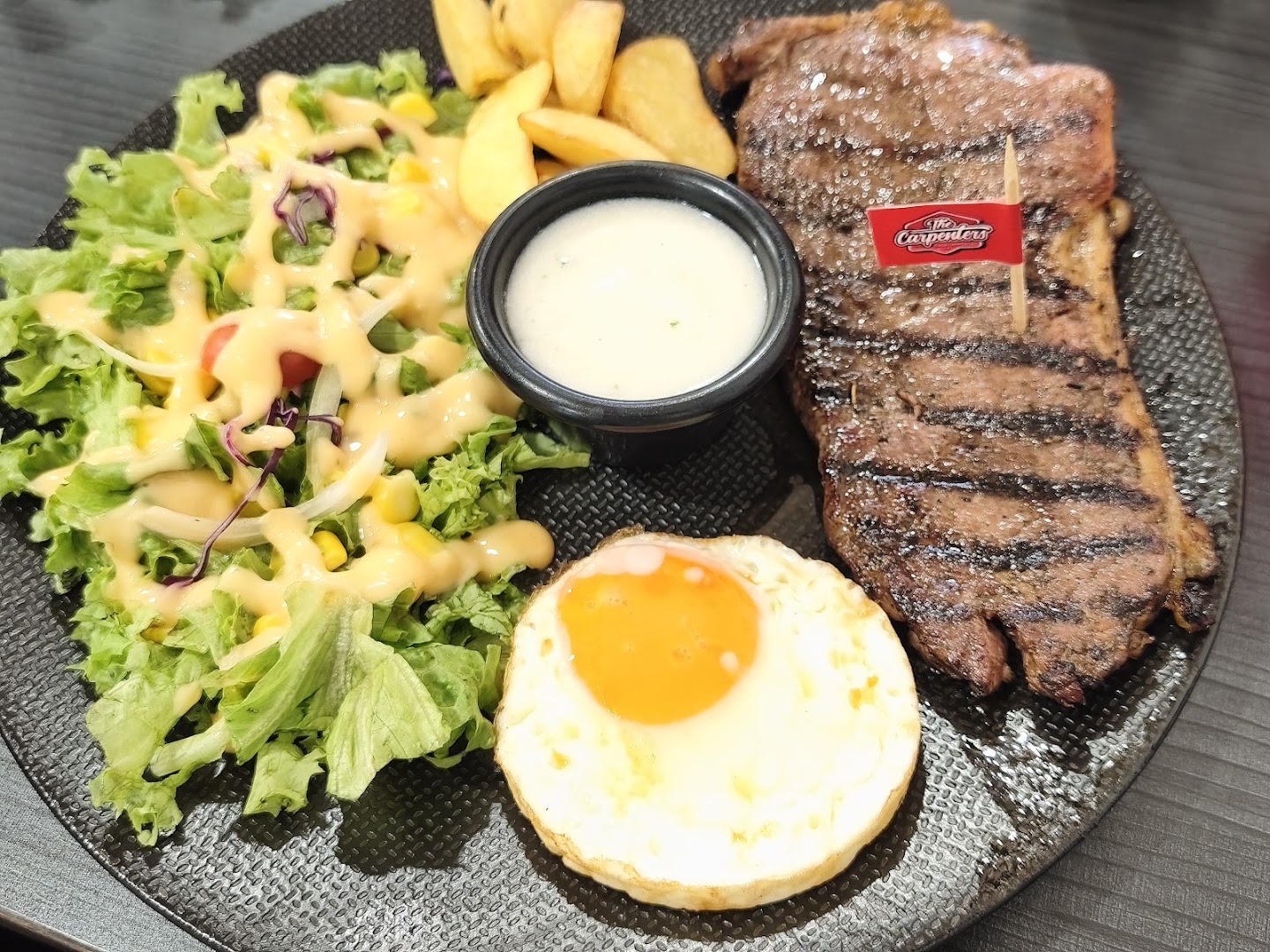 The Carpenters Steak & Pepper Rice Erlangga: appetizing, high-quality food photography