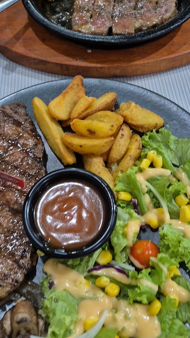 The Carpenters Steak & Pepper Rice Erlangga: appetizing food photography