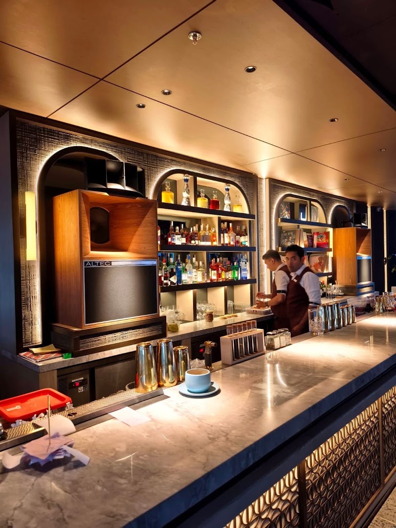 ZERU Sky Terrace: professional shot of bar atmosphere
