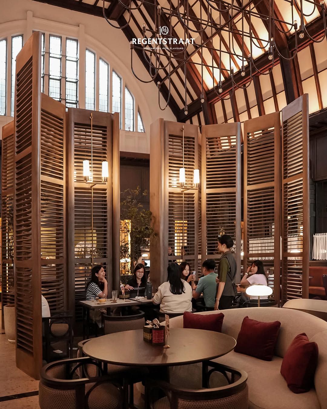 10 Regenstraat: professional interior shot showing atmosphere